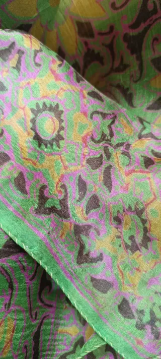 Pañuelo de seda verde con estampado floral