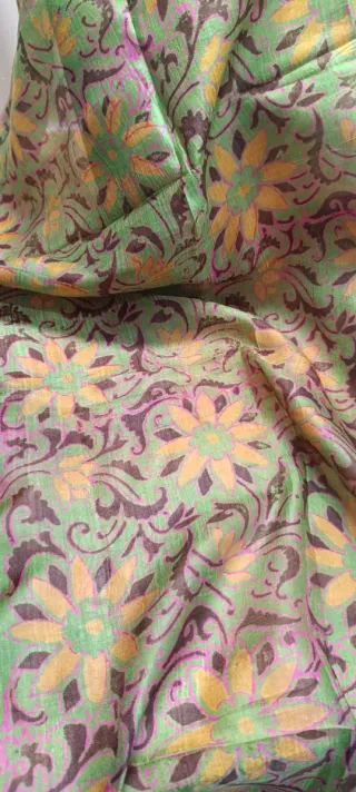 Pañuelo de seda verde con estampado floral