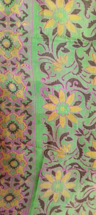 Pañuelo de seda verde con estampado floral