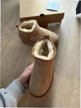 Stivali UGG Beige Taglia 40