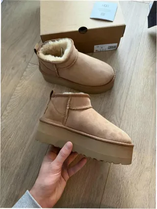 Stivali UGG Beige Taglia 40