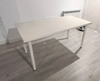Mesa de escritorio blanca