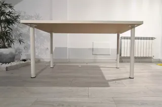 Mesa de escritorio blanca