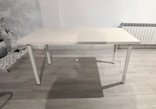 Mesa de escritorio blanca