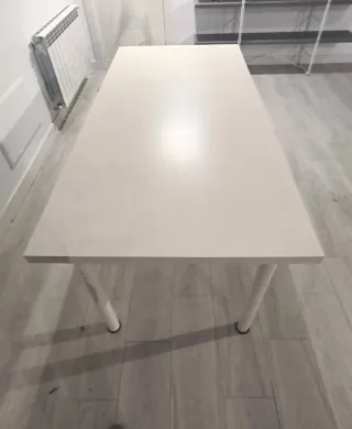 Mesa de escritorio blanca