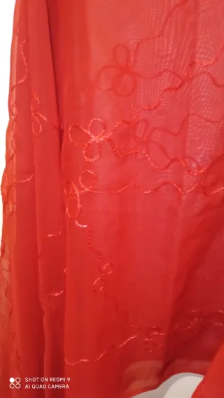 Foulard rojo con bordado