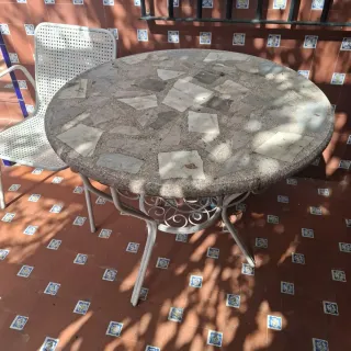 Mesa de jardín de mármol y hierro con 2 sillas