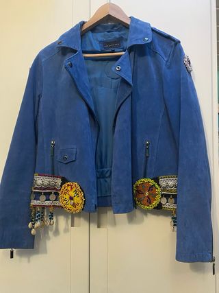 Cazadora ante con aplicaciones