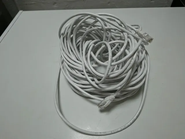 Cable de red Ethernet blanco