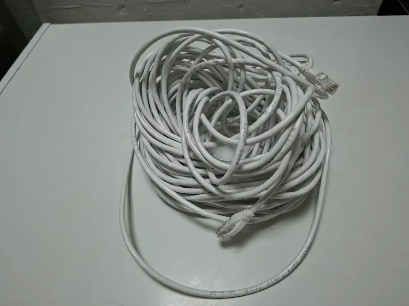 Cable de red Ethernet blanco