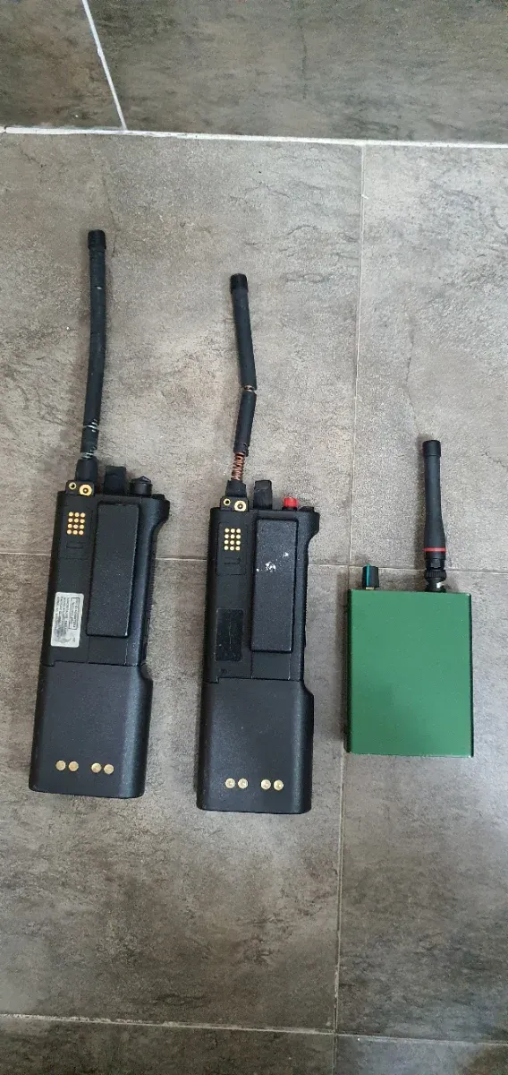 2 Motorola Saber + Nodo Meshtastic