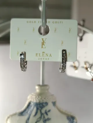 Argollas plateadas con circonitas de Elena Joyas