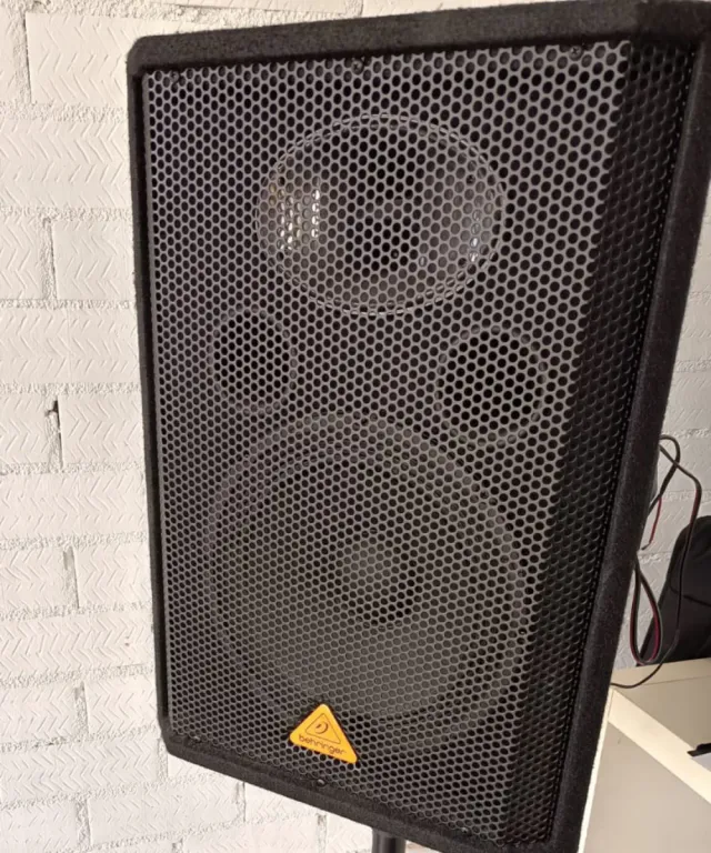 Altavoces Behringer Negros
