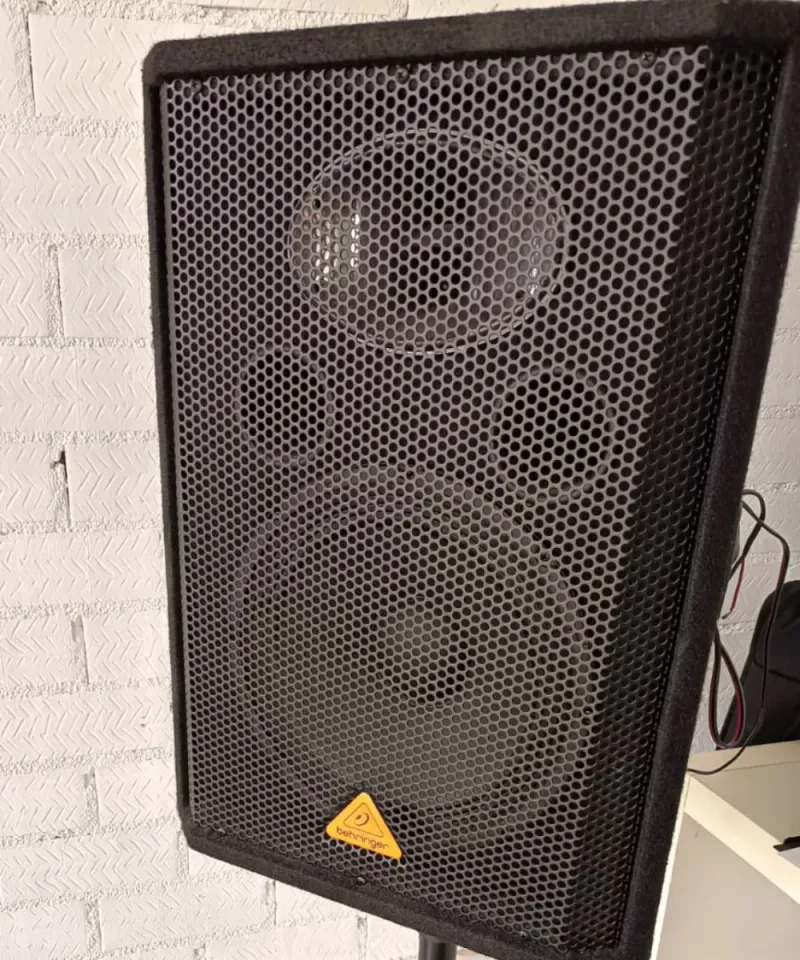Altavoces Behringer Negros