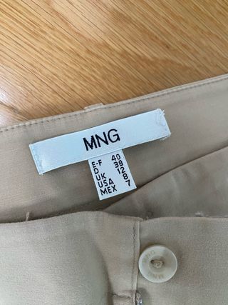 Pantalón beige Mango