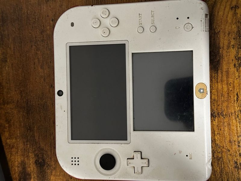 Nintendo 2DS Roja y Blanca (No se que le pasa)