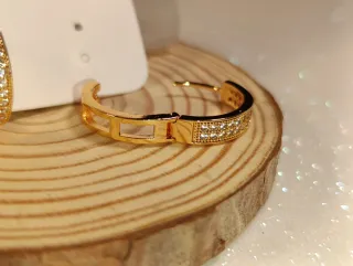 Argollas doradas con circonitas de Jewelry