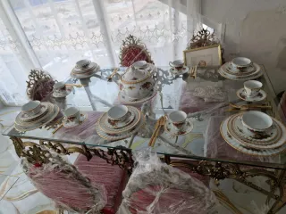 Mesa de cristal con juego de vajilla y sillas