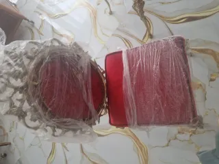 Mesa de cristal con juego de vajilla y sillas