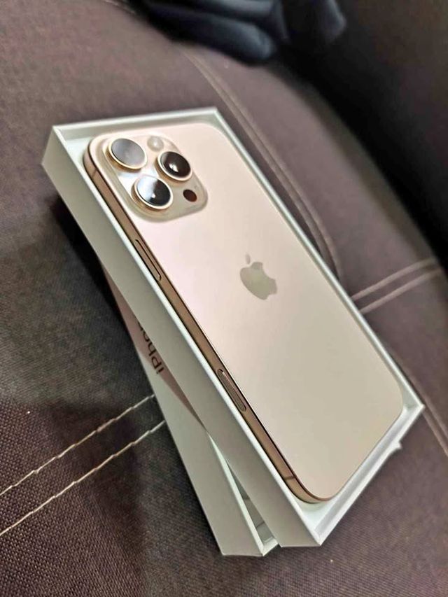 iPhone 16 Pro Max Dorado
