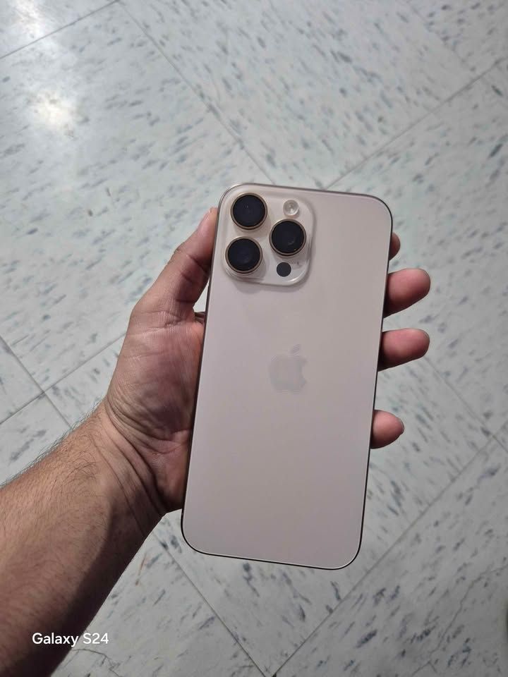 iPhone 16 Pro Max Dorado afbeelding 2