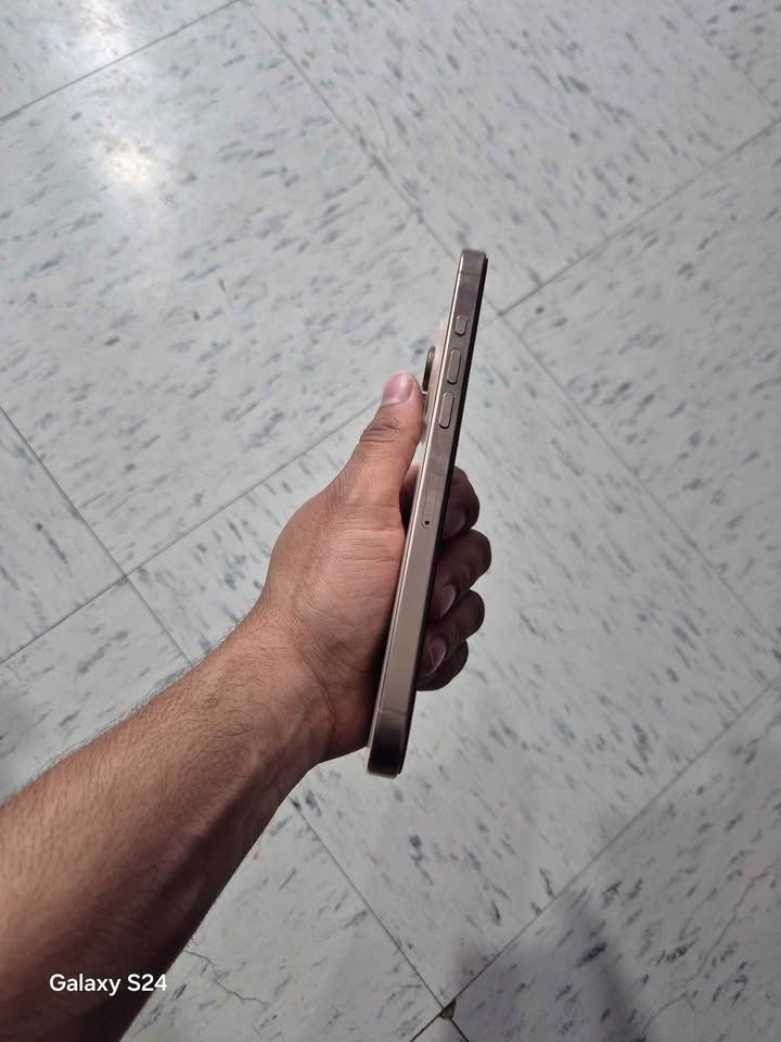 iPhone 16 Pro Max Dorado afbeelding 3