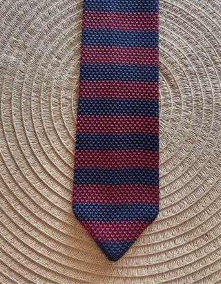 Corbata de punto azul y roja
