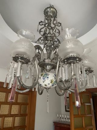 Lámpara de araña plateada con tulipas