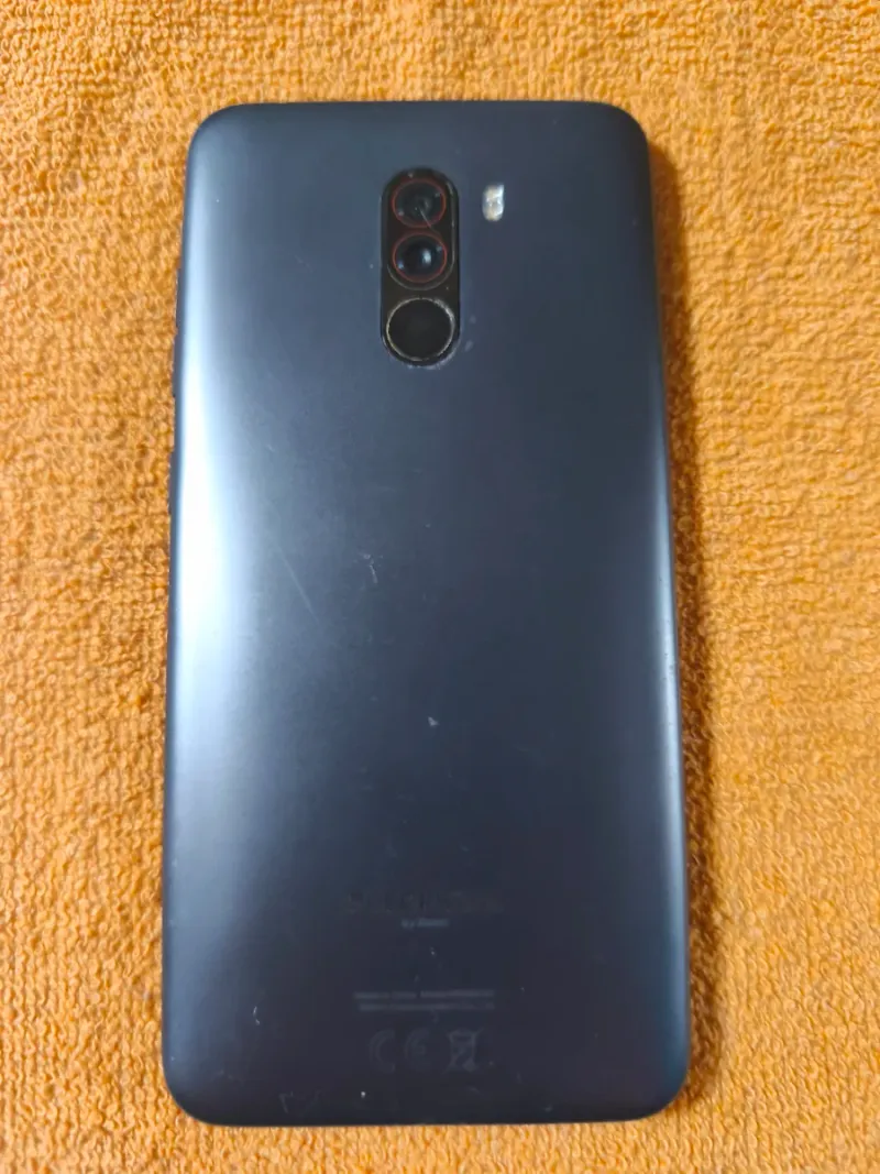Pocophone F1 para piezas, enciende