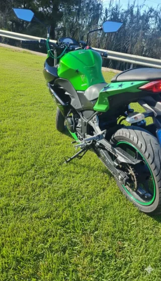 Moto Kawasaki Z300Verde