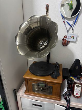 Tocadiscos estilo gramófono