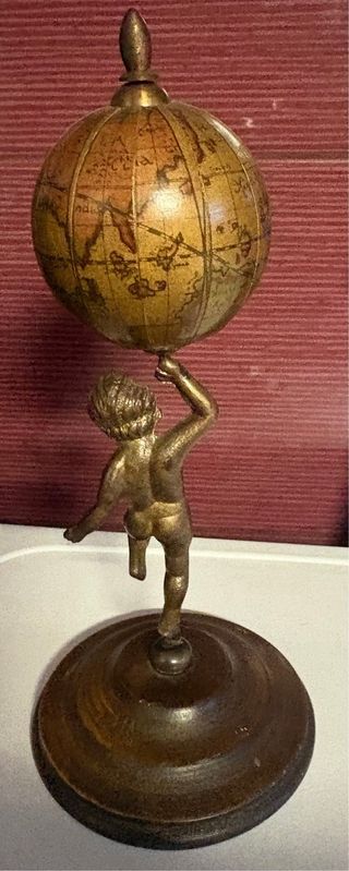 Coppia putti con mappamondo vintage