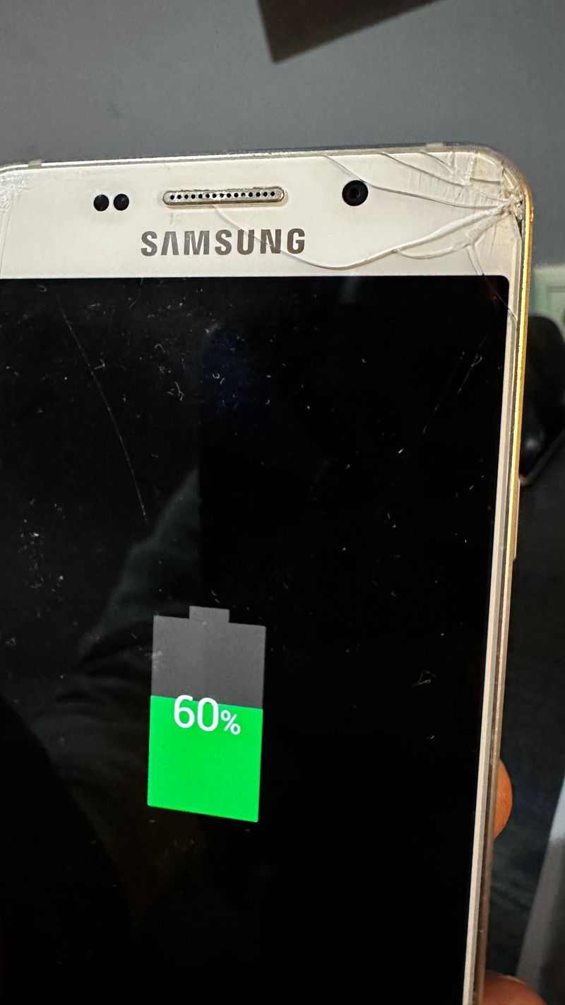 Samsung Galaxy A3 2016 - Carga y Enciende afbeelding 3