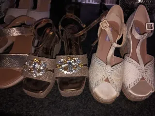 Sandalias doradas y beige