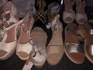 Sandalias doradas y beige