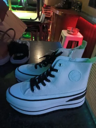 Sandalias doradas y beige