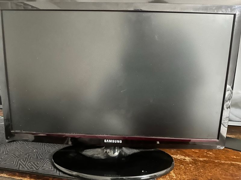 Samsung TV 22 Negro/Rojo