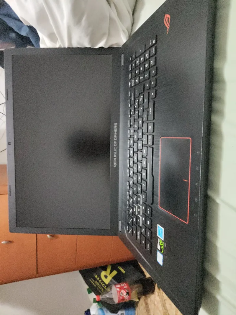 Ordenador ASUS Negro y Rojo
