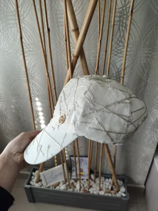 Gorra moderna blanca y dorada