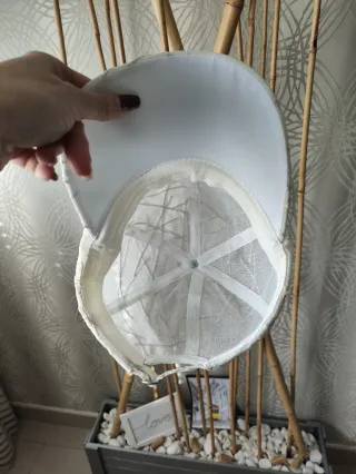 Gorra moderna blanca y dorada