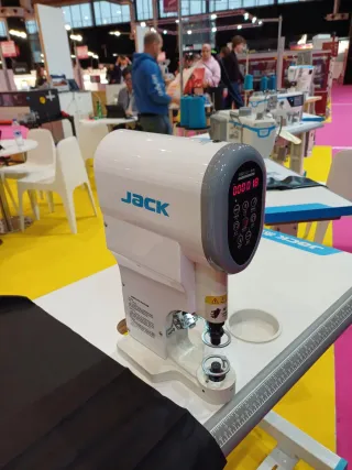 Maquina para poner remaches,ojetes y broches