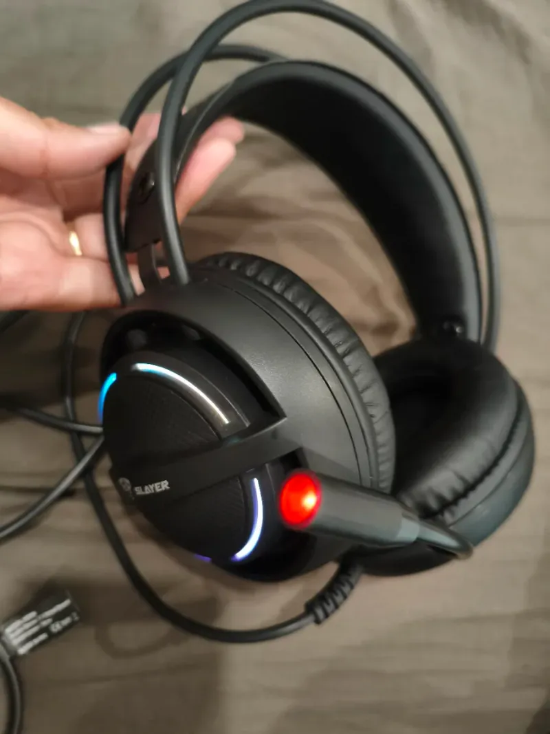 Auriculares gamer de Slayer con diseño moderno y iluminación