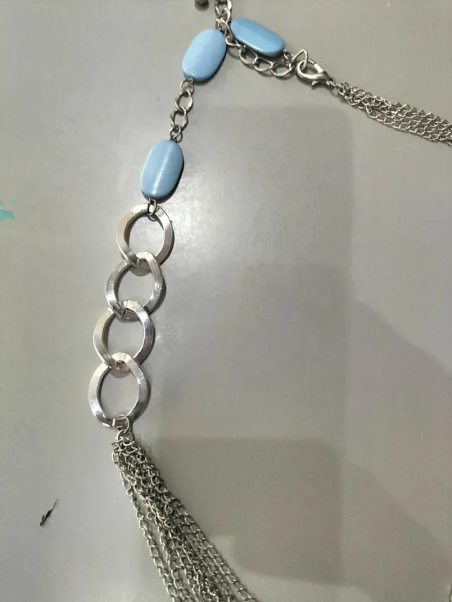 Collar plateado con cuentas azules