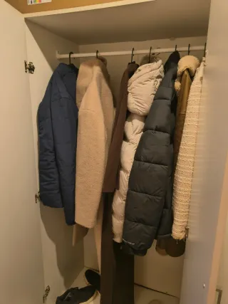 Armario blanco de madera