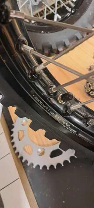 Ruedas KTM SX 50, basculante, corona y cadena