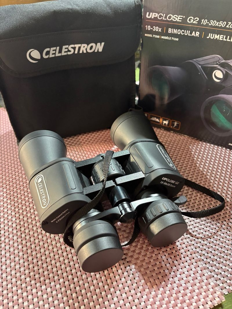 Binoculares Celestron Upclose G2 10-30x50