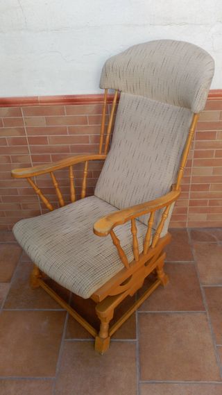 Mecedora madera pino cómoda antigua