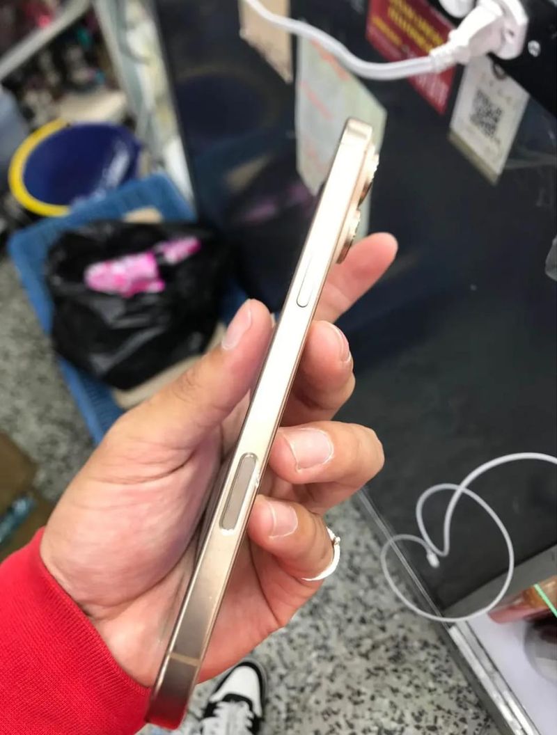 iPhone 16 Pro Max Dourado afbeelding 2