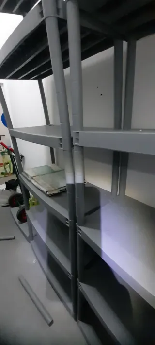 Estanterías de plástico grises