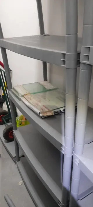 Estanterías de plástico grises